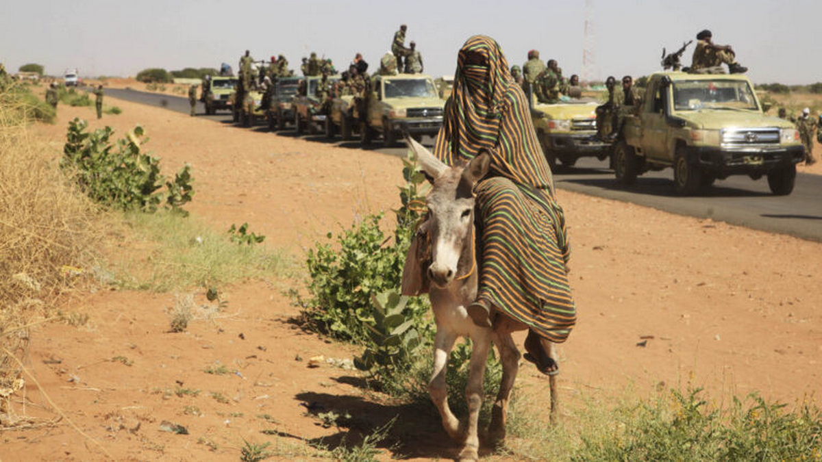 Πόλεμος στο Σουδάν: Μάχες στην πρωτεύουσα Χαρτούμ, εκατοντάδες οικογένειες τρέπονται σε φυγή