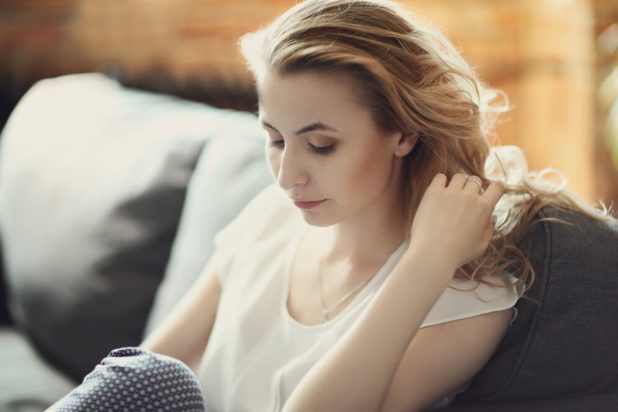 «Ήμουν τρελά ερωτευμένη με τον σύντροφό μου, μέχρι που ανακάλυψα ότι επί 10 χρόνια είχε άλλη σχέση, μπροστά στα μάτια μου»