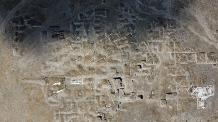 Εναέρια λήψη του υψώματος της αρχαιολογικής τοποθεσίας Küllüoba στο Εσκισεχίρ, όπου ανακαλύφθηκαν ταφικά τελετουργικά της Εποχής του Χαλκού. Φωτογραφία: ΑΑ