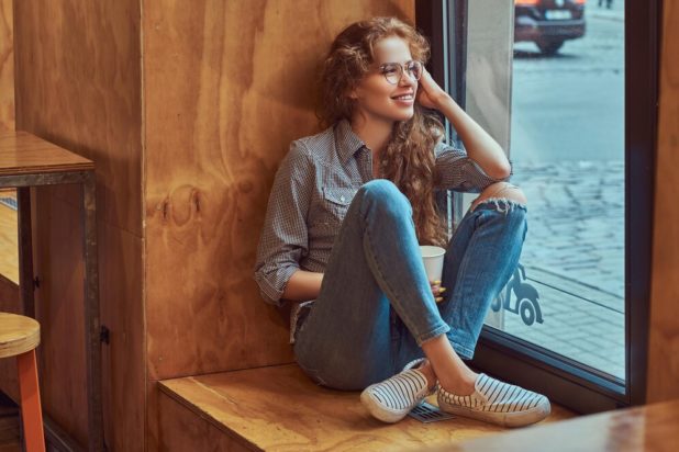 Οι άνθρωποι που θέλουν να περνούν τα σαββατοκύριακα μόνοι στο σπίτι, συνήθως έχουν αυτά τα 9 χαρακτηριστικά