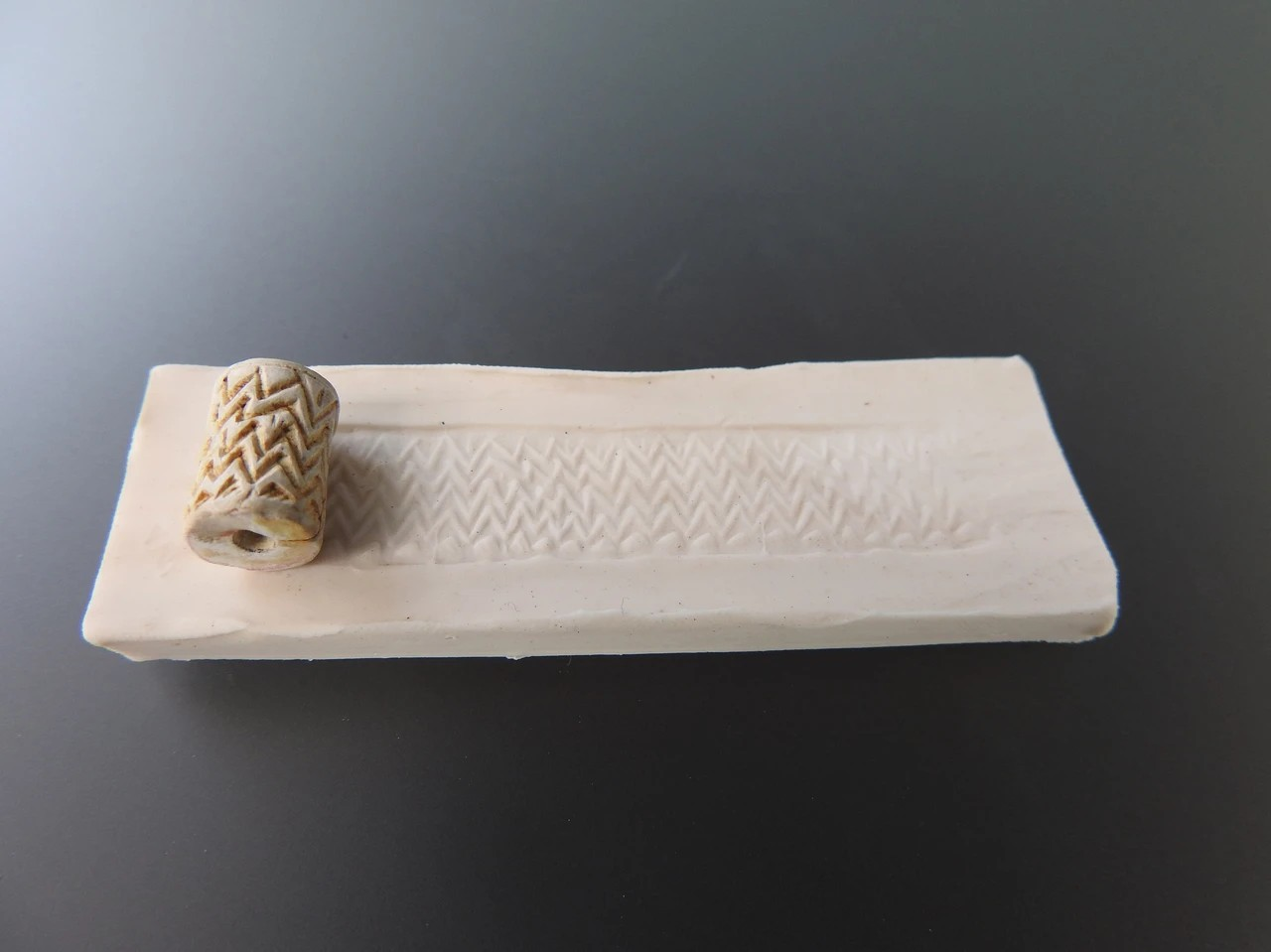 Ένας κυλινδρικός σφραγιδόλιθος  και μια μολύβδινη πέτρα σφεντόνας περίπου 3.400 χρόνων ανακάλυψαν Τούρκοι αρχαιολόγοι στην αρχαία ελληνική πόλη Μάδυτο. Φωτογραφία: ΑΑ