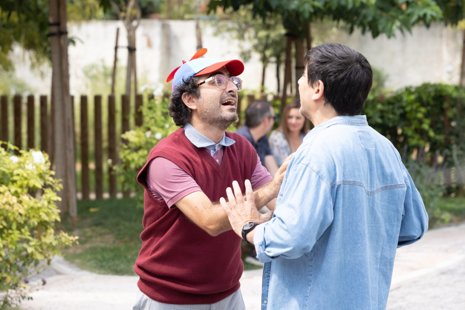 «Έχω παιδιά»: Οι πρώτες φωτογραφίες από τα γυρίσματα της κωμωδίας του Λάμπρου Φισφή