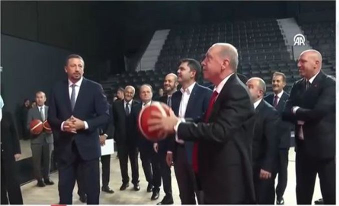 Ο Ερντογάν παίζει μπάσκετ