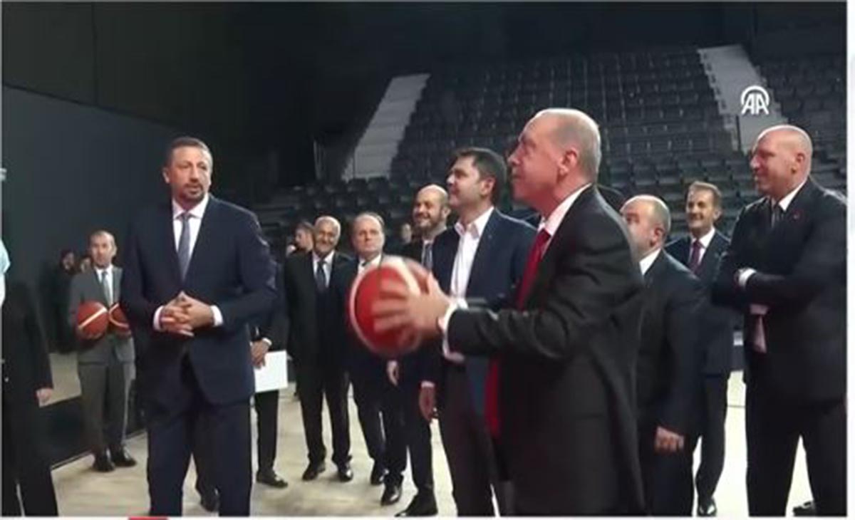 Ο Ερντογάν παίζει μπάσκετ