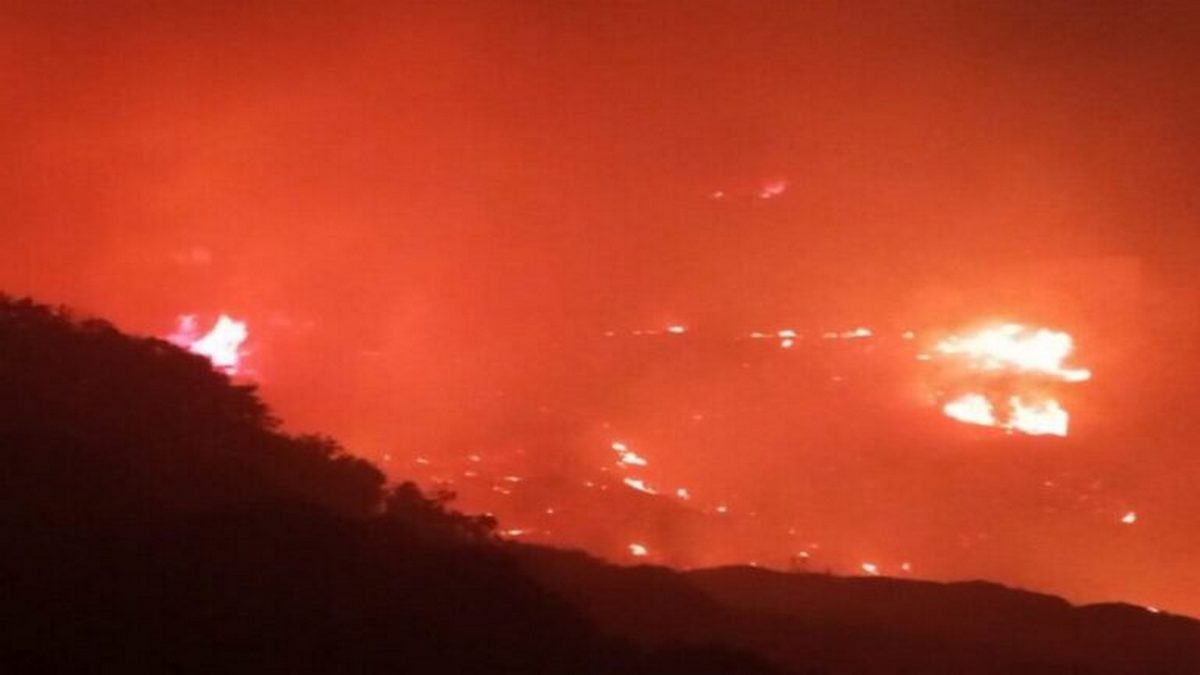 Κάρπαθος: Μαίνεται η φωτιά στον ΧΥΤΑ – Δεν απειλούνται κατοικίες – Εστάλη μήνυμα από το 112