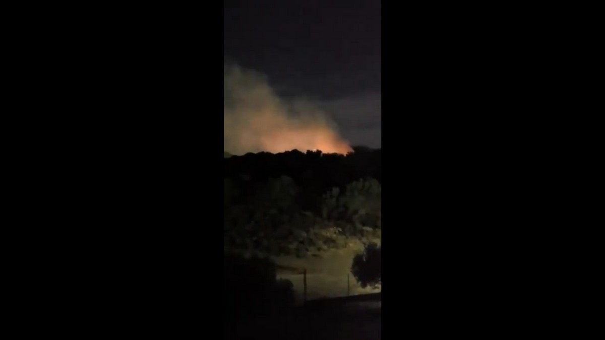 Κερατέα: Φωτιά σε ξηρά χόρτα στην περιοχή Αυρόκαστρο – Κλειστή η Λεωφόρος Λαυρίου