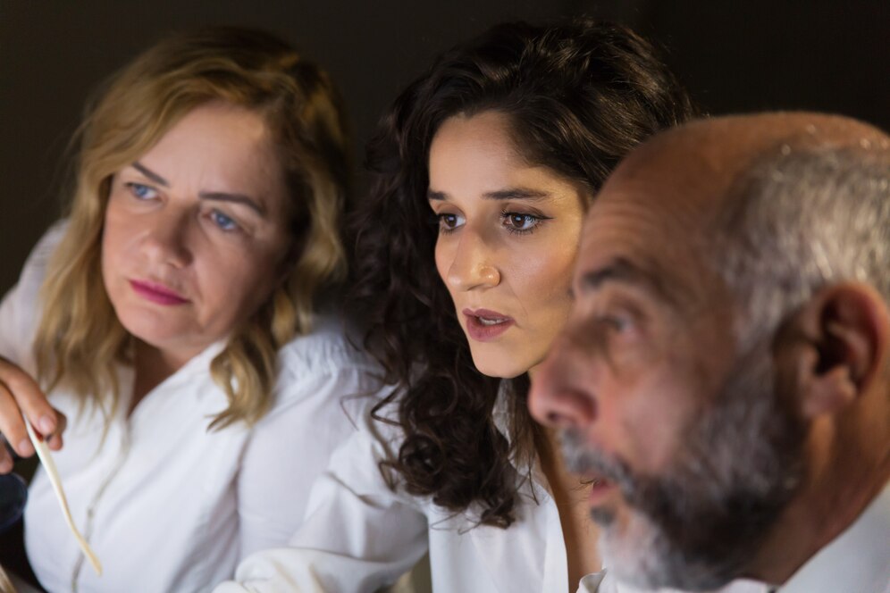 6 Σημάδια που μαρτυρούν ότι τα πεθερικά σας, ανακατεύονται στη σχέση σας – ακόμη και αν έχετε καλές σχέσεις