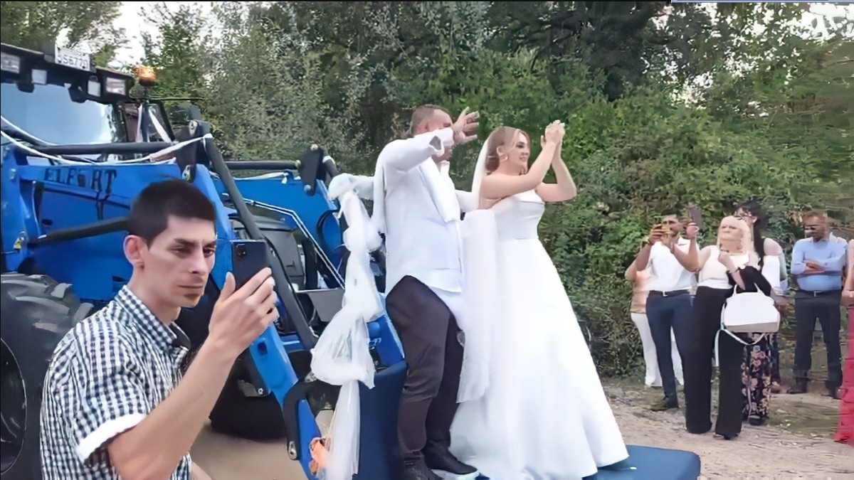 Κοζάνη: Η νύφη από τον Χορηγό Βοΐου πήγε στην εκκλησία επάνω σε… πλατφόρμα τρακτέρ – ΒΙΝΤΕΟ