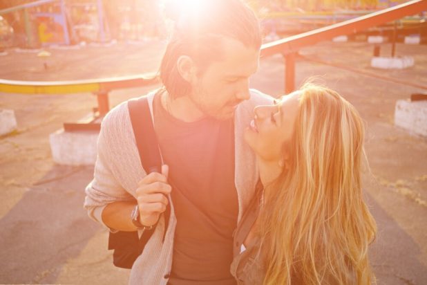 8 Χαριτωμένες συμπεριφορές που μπορεί να γίνουν ενοχλητικές σε μια σχέση