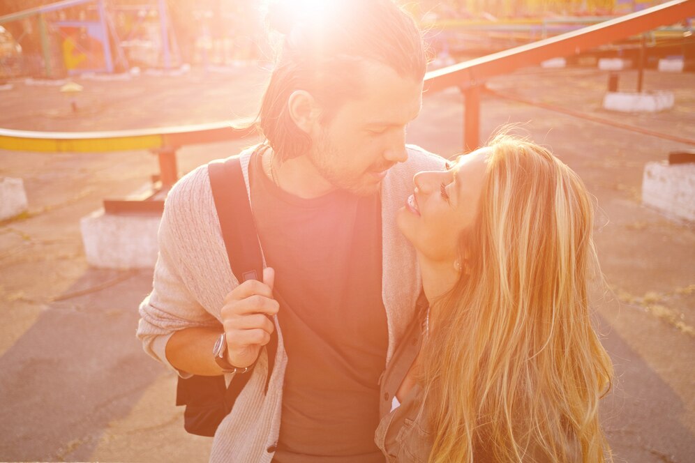 8 Χαριτωμένες συμπεριφορές που μπορεί να γίνουν ενοχλητικές σε μια σχέση