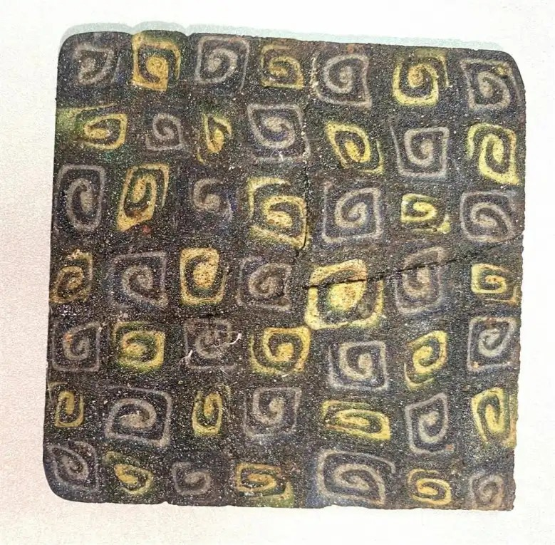 Μία από τις διακοσμητικές πλακέτες millefiori που ανακαλύφθηκαν στην Ανδριακή.