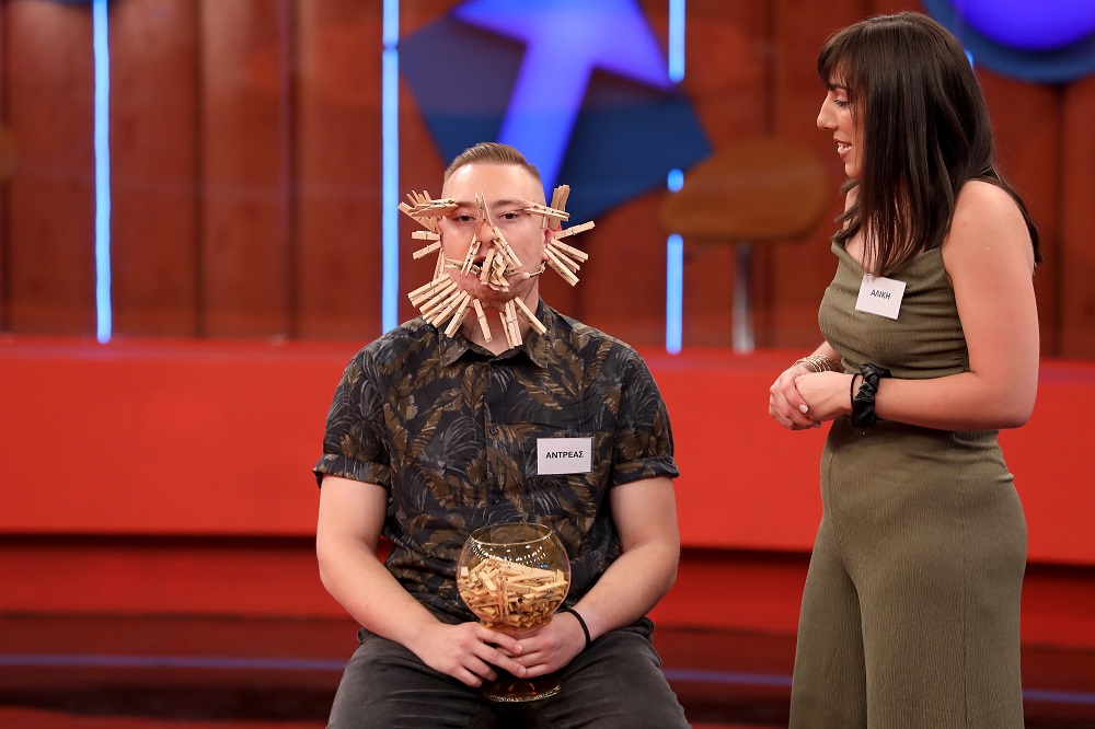 MY MAN CAN: Μανταλάκια, ποτήρια και πλαστικά κοτόπουλα οι νέες δοκιμασίες