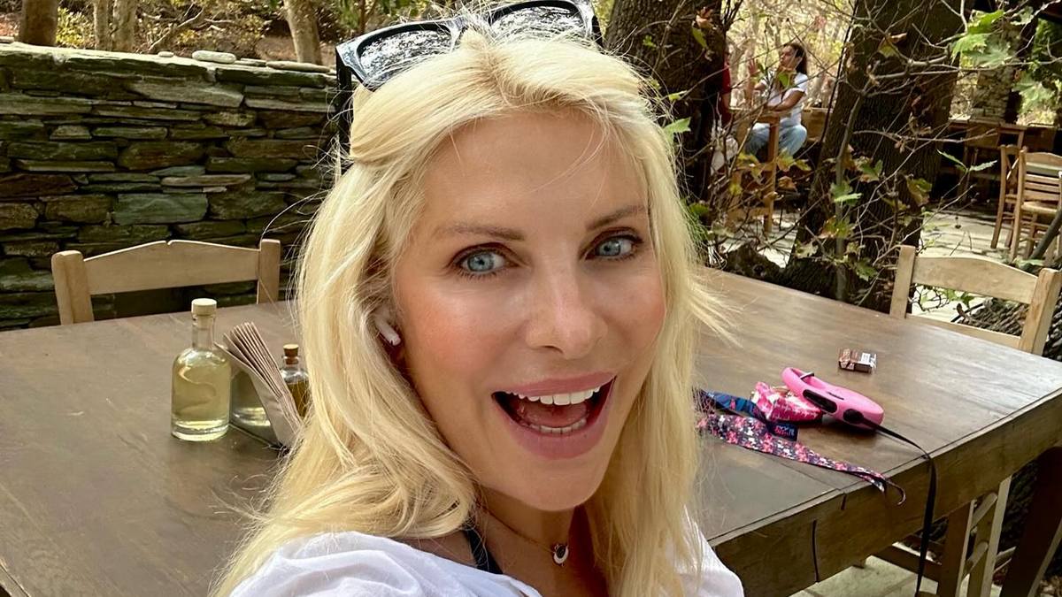 Ελένη Μενεγάκη: Ποζάρει με τέλειο μακιγιάζ και μαλλιά μπούκλες