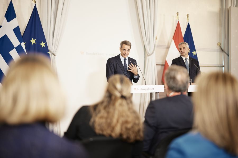 Μεταναστευτικό: Σαφές μήνυμα Μητσοτάκη μετά την απόφαση της Γερμανίας για τα σύνορα – Πώς το ακροδεξιό δόγμα «ψωμί, κρεβάτι και σαπούνι» απειλεί την Σέγκεν