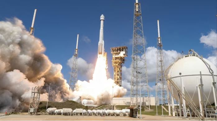 Boeing: Πώς ο γίγαντας της αεροδιαστημικής κινδυνεύει να χαθεί… στο διάστημα – Οι αποκλεισμένοι αστροναύτες και τα προβλήματα