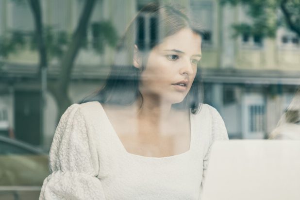 8 Λεπτοί τρόποι με τους οποίους το παιδικό τραύμα επηρεάζει τις σχέσεις μας