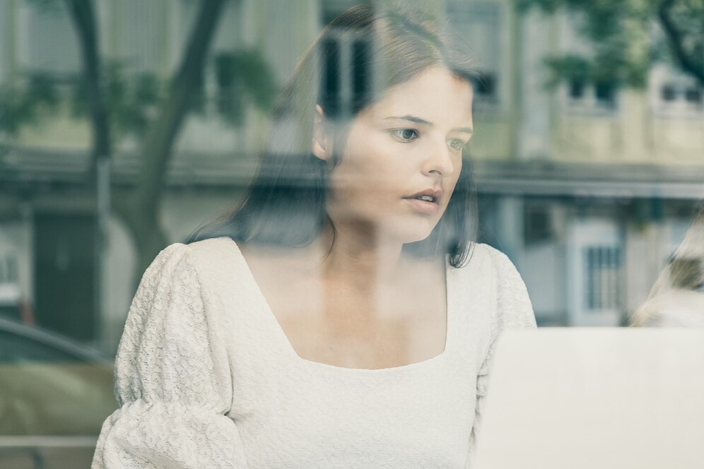 8 Λεπτοί τρόποι με τους οποίους το παιδικό τραύμα επηρεάζει τις σχέσεις μας