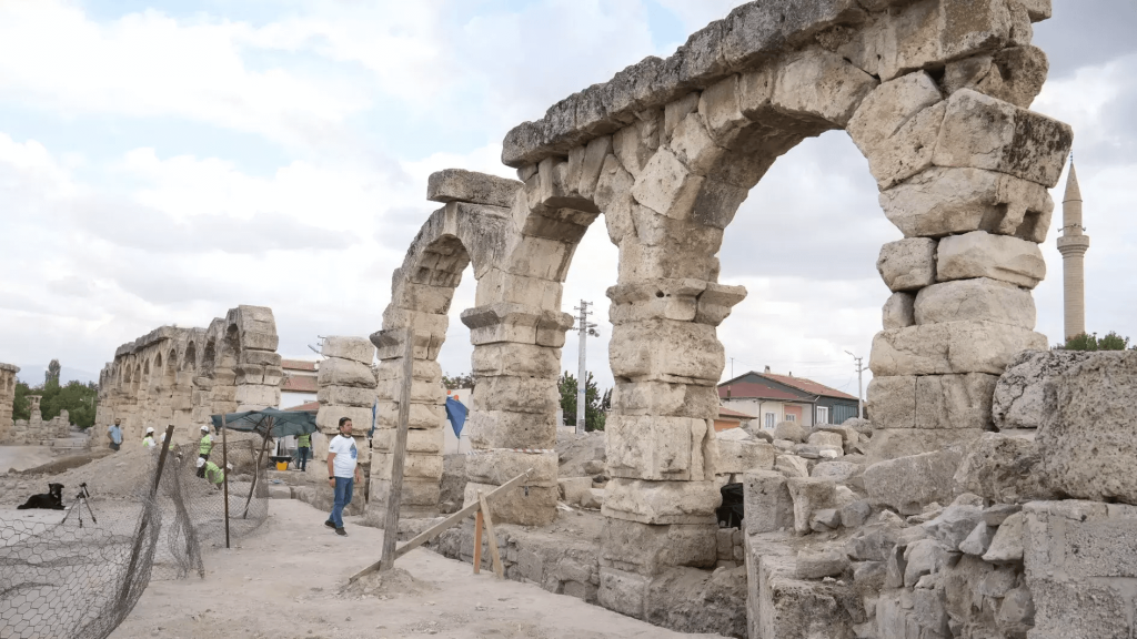 Μεγάλο μέρος της αρχαίας Τύανας, βρίσκεται κάτω από το Kemerhisar, έναν σημαντικό οικισμό, πρωτεύουσα του βασιλείου της νότιας Καππαδοκίας ,την ύστερη Ρωμαϊκή Περίοδο.