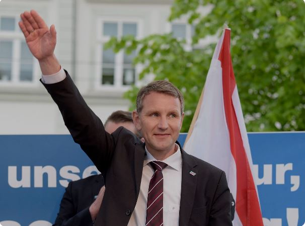 Γερμανία: Η επόμενη μέρα μετά τη νίκη της ακροδεξιάς στη Θουριγγία – Τι σηματοδοτεί ο θρίαμβος του Μπιορν Χέκε με τα απαγορευμένα ναζιστικά συνθήματα