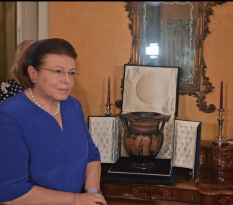 Λίνα Μενδώνη- αρχαίο αγγείο