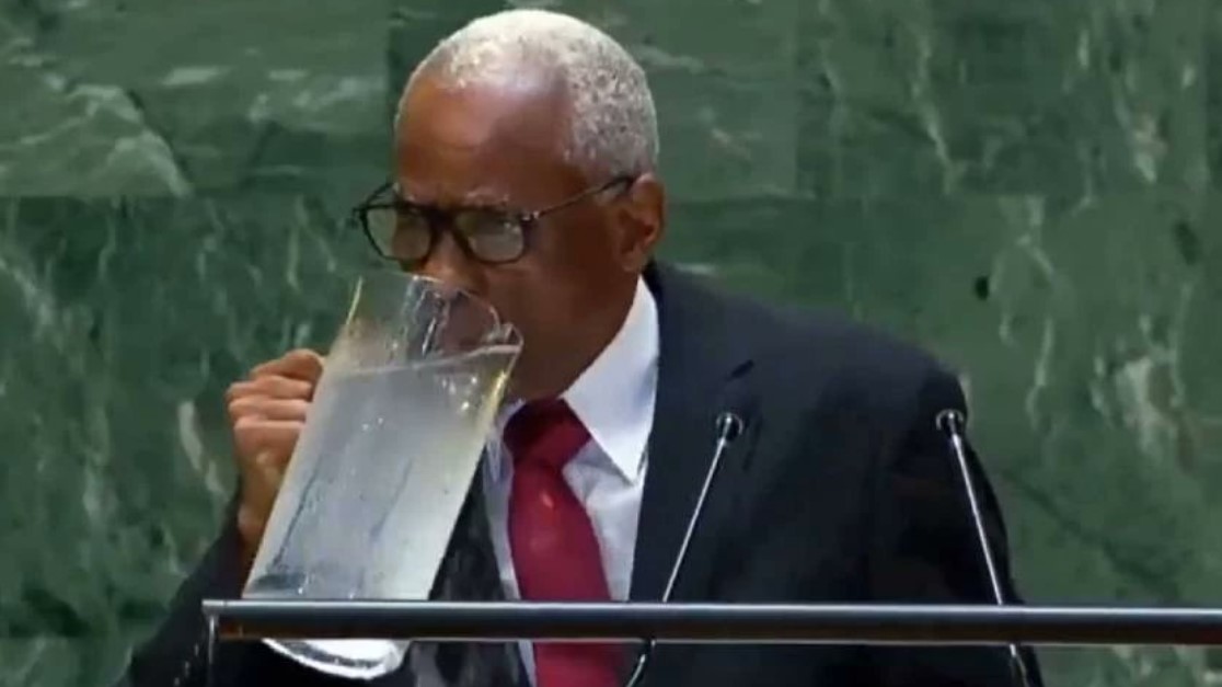 Βίντεο: Ο Πρόεδρος Αϊτής ήπιε νερό από την κανάτα από το βήμα της ΓΣ του ΟΗΕ – Έγινε μούσκεμα
