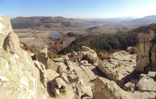 Δύο ιεροί ναοί ανακαλύφθηκαν στην αρχαία θρακική πόλη Περπερικό. Οι ναοί είναι λαξευμένοι στην πέτρα και βρίσκονται στην ανατολική πλευρά της οροσειράς της Ροδόπης στο τμήμα της Βουλγαρίας. Ένας από τους ναούς ήταν προορισμένος για ιερή οινοποιία και ο άλλος, για θυσίες ζώων. Φωτογραφία: ΒΤΑ