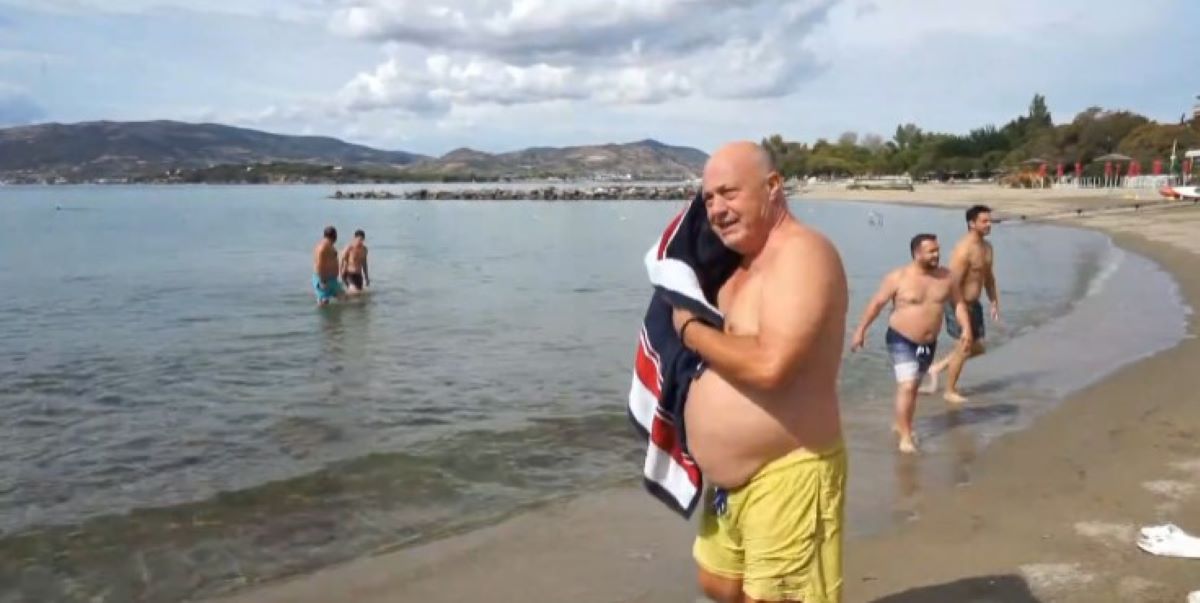 Αχιλλέας Μπέος: Έκανε βουτιές στον Άναυρο – «Τα νερά είναι πεντακάθαρα»