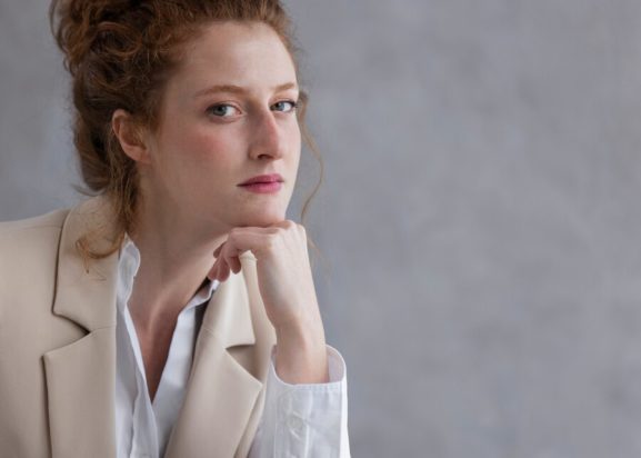 Οι θετοί της γονείς της φέρονταν σαν να ήταν δούλα – «τώρα μου ζητούν λεφτά, δεν νιώθω ότι τους οφείλω τίποτα»