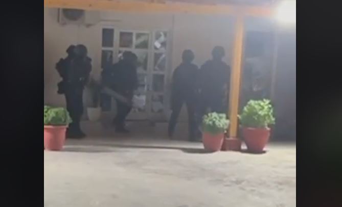 Μεγάλη επιχείρηση της ΕΛ.ΑΣ. στην Αττική: Καραμπίνες, πιστόλια και ναρκωτικά στις «καβάτζες» των διαρρηκτών που είχαν ρημάξει 110 σπίτια – ΦΩΤΟ & ΒΙΝΤΕΟ