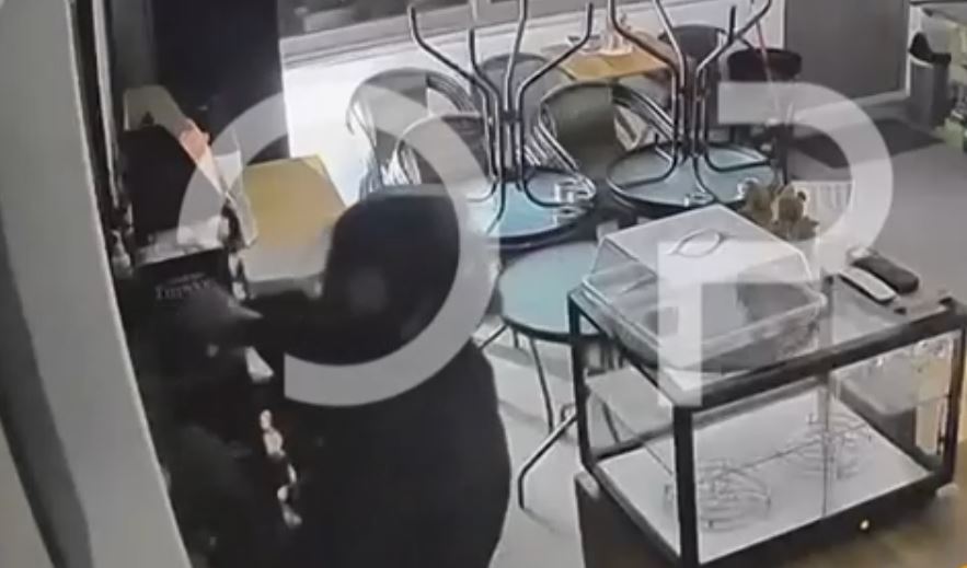 Κηφισιά: Καρέ καρέ η εισβολή διαρρήκτη σε καφετέρια – Ο ιδιοκτήτης του μίλησε μέσω κάμερας – Δείτε βίντεο