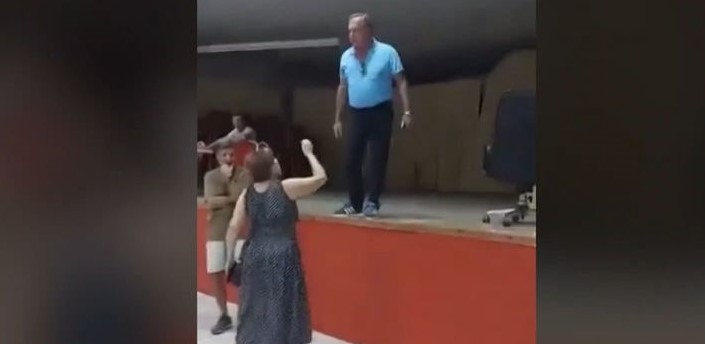 Χαλκιδική: Χαμός στη Νέα Προποντίδα – «Είσαι ξεφτίλα» φώναξε ο δήμαρχος σε γυναίκα, κατά την διάρκεια σύσκεψης για πανηγύρι – ΒΙΝΤΕΟ