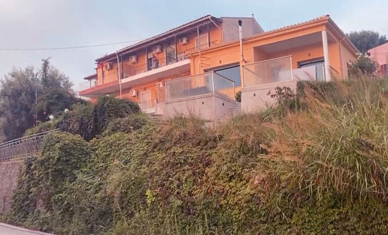 Κέρκυρα: Στον ανακριτή η 49χρονη που δολοφόνησε με μαχαίρι τον σύζυγό της – Τι θα υποστηρίξει