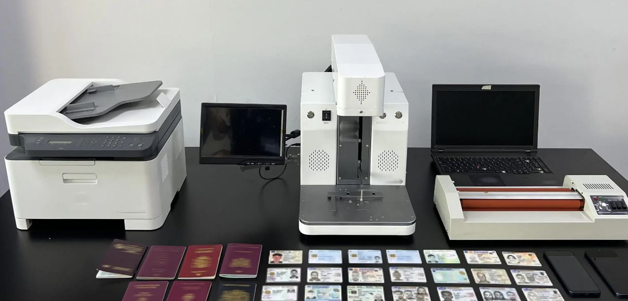 Συνελήφθη 35χρονος που έφτιαχνε πλαστά ταξιδιωτικά έγγραφα για διακίνηση μεταναστών – Το σπίτι – «καβάτζα» και τα ποσά