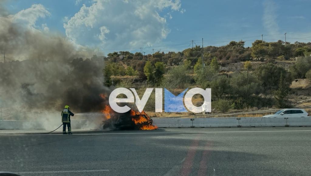 Ελευσίνα: Κάηκε ολοσχερώς αυτοκίνητο στα διόδια – ΦΩΤΟ