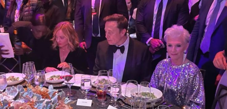 Ο Έλον Μασκ με την μητέρα του και την Ιταλίδα πρωθυπουργό, Τζόρτζια Μελόνι στην διάρκεια εκδήλωσης.