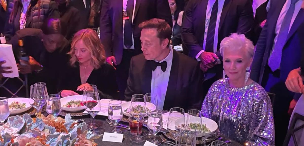 Ο Έλον Μασκ με την μητέρα του και την Ιταλίδα πρωθυπουργό, Τζόρτζια Μελόνι στην διάρκεια εκδήλωσης.