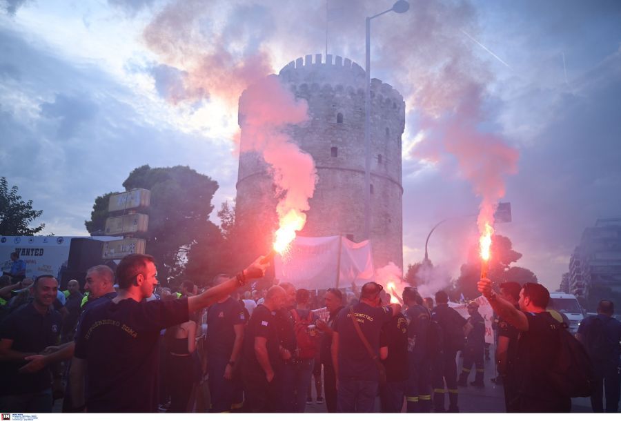Θεσσαλονίκη: Στους δρόμους οι ένστολοι ενόψει ΔΕΘ – Εικόνες και βίντεο από τη συγκέντρωση διαμαρτυρίας