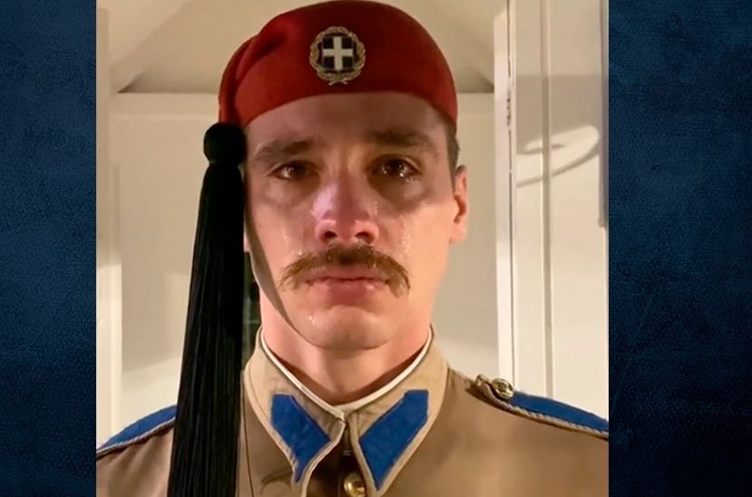 Εύζωνας έβαλε τα κλάματα