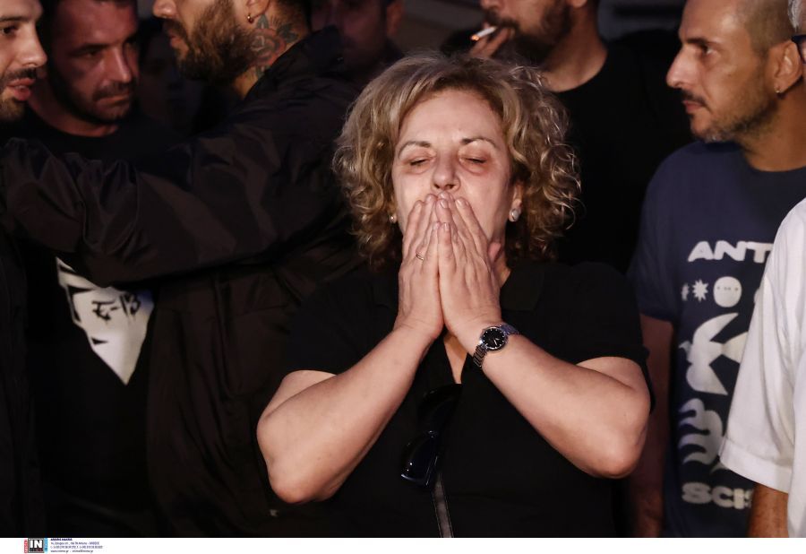 Παύλος Φύσσας: Σε κλίμα συγκίνησης ολοκληρώθηκε η αντιφασιστική πορεία – Η μητέρα του άφησε ανθοδέσμη στο Μπλόκο της Κοκκινιάς – ΦΩΤΟ και ΒΙΝΤΕΟ