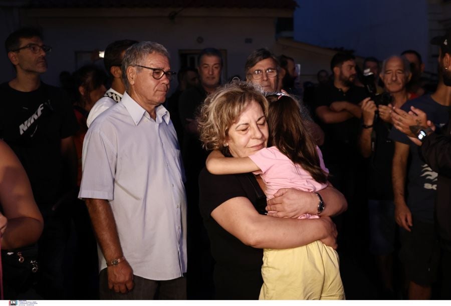 Παύλος Φύσσας: Σε κλίμα συγκίνησης ολοκληρώθηκε η αντιφασιστική πορεία – Η μητέρα του άφησε ανθοδέσμη στο Μπλόκο της Κοκκινιάς – ΦΩΤΟ και ΒΙΝΤΕΟ
