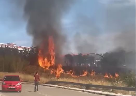 Φωτιά στο Καπανδρίτι – Σηκώθηκαν εναέρια μέσα