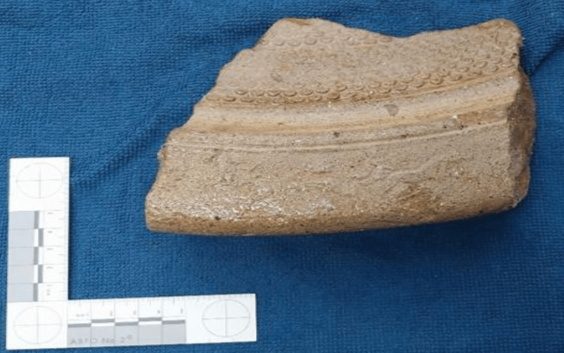 Μεγάλο θραύσμα από λουτήρια που ανακαλύφθηκαν 45 εκ. κάτω από τον βυθό της θάλασσας.