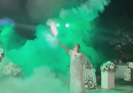 Νύφη έκανε τον γάμο… Θύρα 13: Ντύθηκε στα «πράσινα», άναψε καπνογόνο και έκανε είσοδο με τον ύμνο του Παναθηναϊκού – Δείτε βίντεο