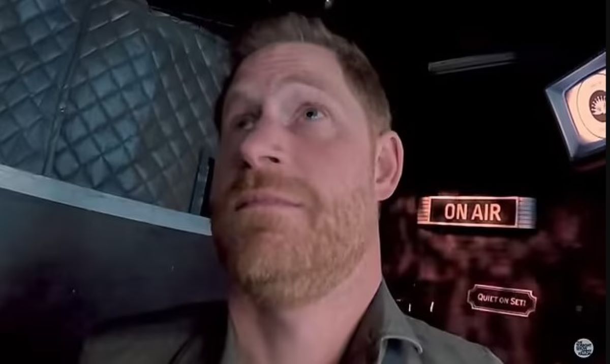 Πρίγκιπας Χάρι: Βρίζει και ουρλιάζει σε βίντεο – Η διαφορετική εμφάνιση στην αμερικανική τηλεόραση