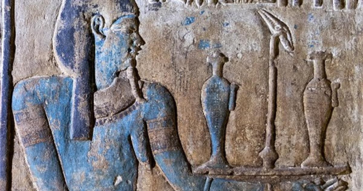 Παράδειγμα ζωγραφικής μετά την αποκατάσταση. Απεικονίζεται ο θεός Νείλος με ζωγραφιστές λεπτομέρειες (κοσμήματα, κόρη του ματιού) και λουλούδια στον δίσκο των προσφορών. Martin Stadler / Universität Würzburg