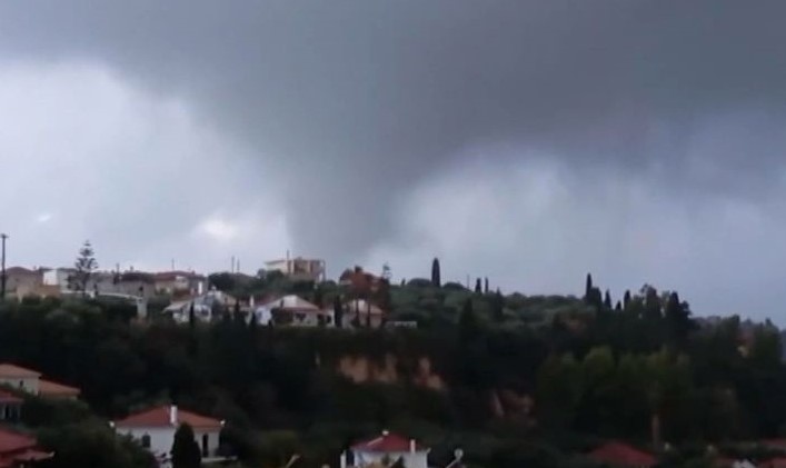 Κακοκαιρία «ΑΤΕΝΑ»: Υδροστρόβιλος σχηματίστηκε ανοιχτά της Κορώνης στη Μεσσηνία – ΒΙΝΤΕΟ