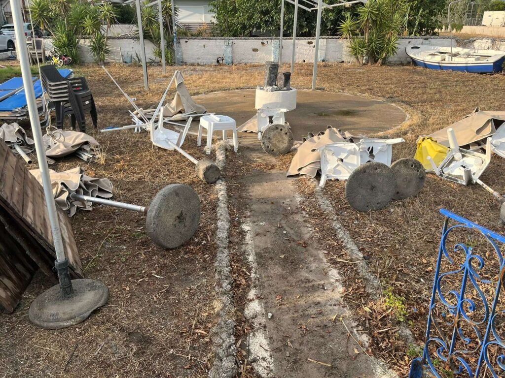 Δυνατό μπουρίνι στην Καλαμάτα: Ζημιές σε καταστήματα στη δυτική παραλία