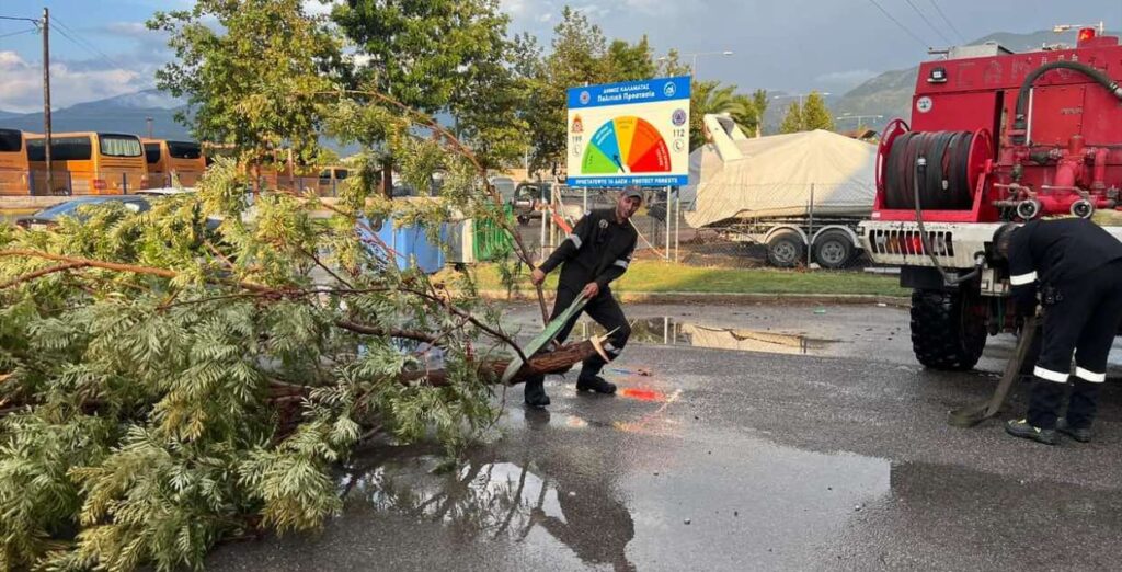 Κακοκαιρία στην Καλαμάτα – «Ποτάμια» οι δρόμοι από ισχυρή καταιγίδα – ΦΩΤΟ