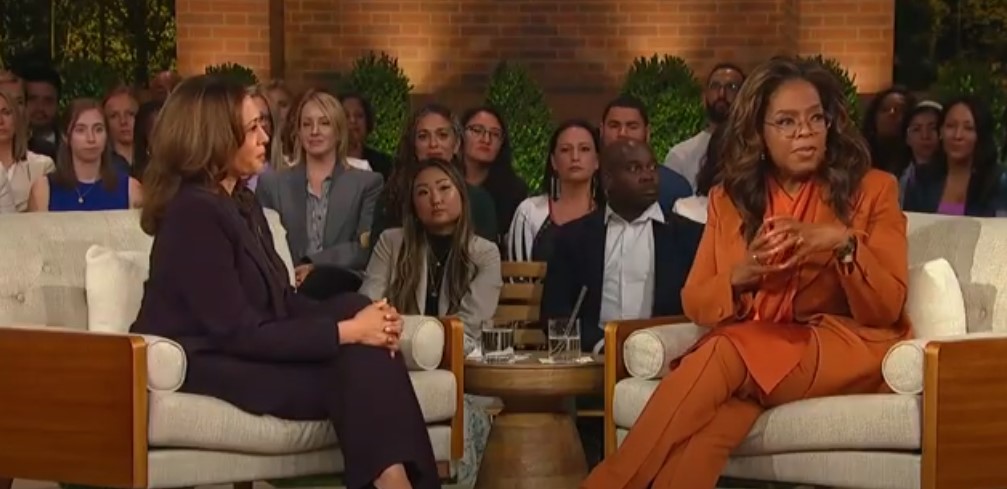 Όπρα Γουίνφρεϊ: Υποδέχθηκε την Κάμαλα Χάρις σε μια εκδήλωση γεμάτη αστέρες