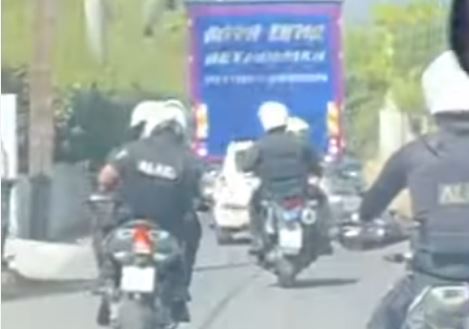 Κηφισιά: Βίντεο ντοκουμέντα από την επεισοδιακή καταδίωξη κλεμμένου αυτοκινήτου – Εμβόλισε περιπολικά, «καρφώθηκε» σε κολώνα